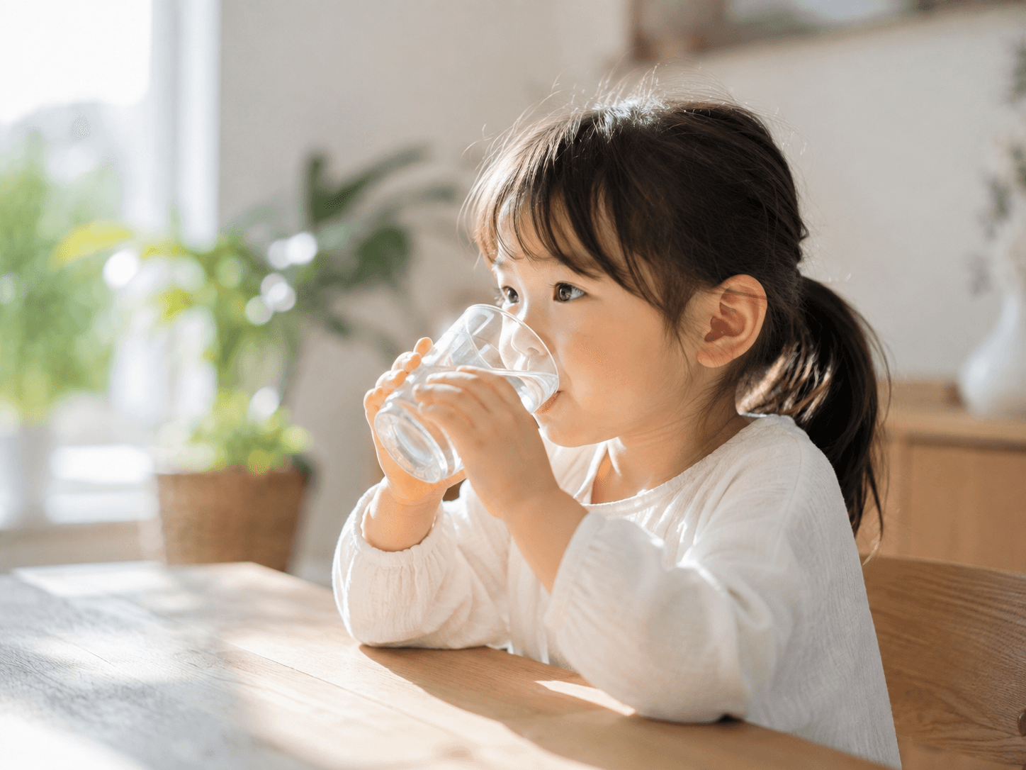 コップの水を飲む子ども